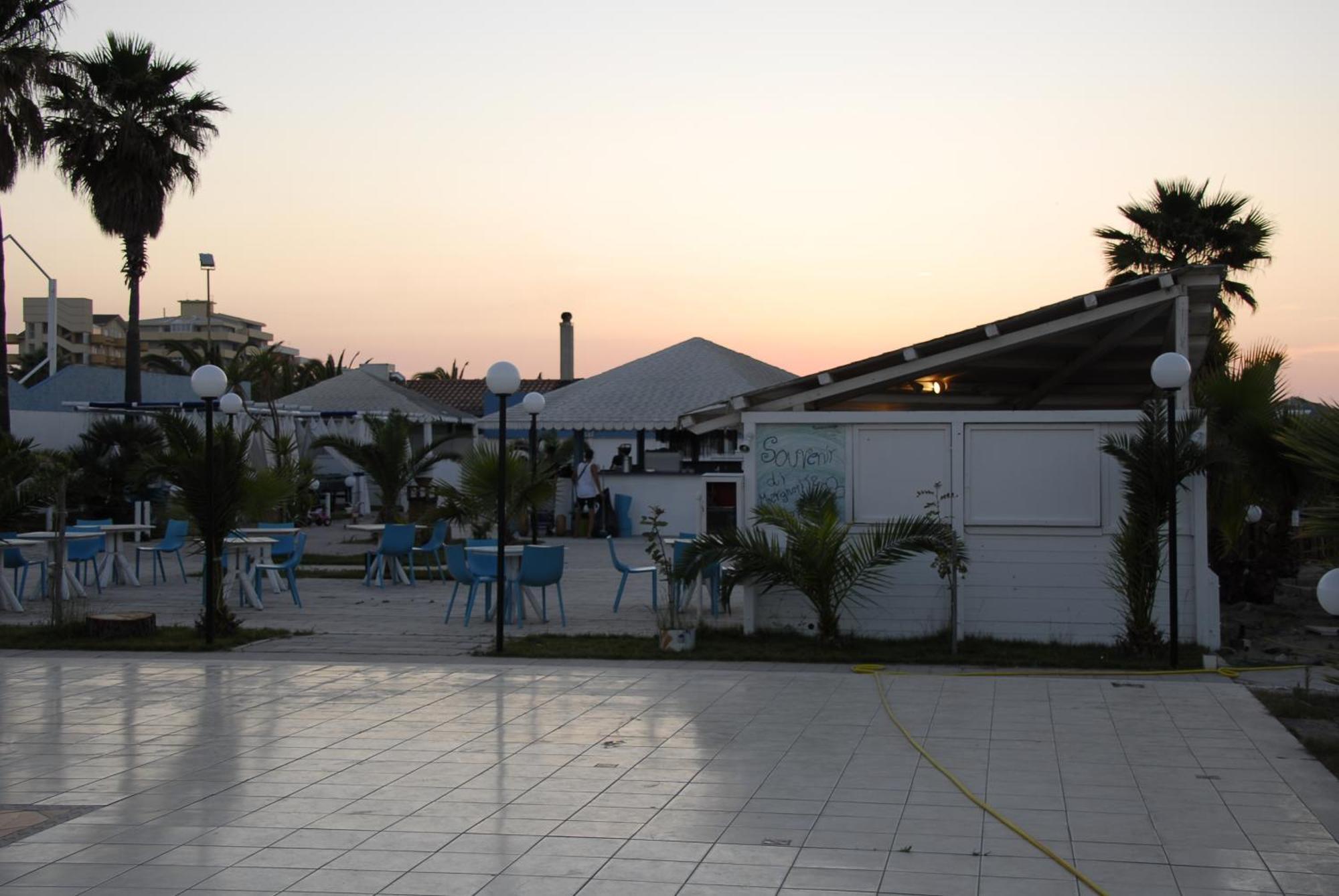 Torquemada Beach Club Маргерита-ди-Савойя Экстерьер фото